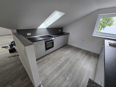 Erstbezug nach Sanierung mit EBK: Schöne 1-Zimmer-Dachgeschosswohnung mit geh. Innenausstattung