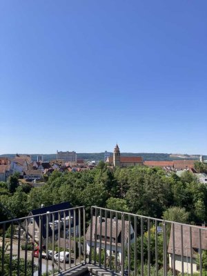 Wunderschöne Aussicht über Leonberg, 4,5-Zi-Wohnung mit Balkon & Einbauküche
