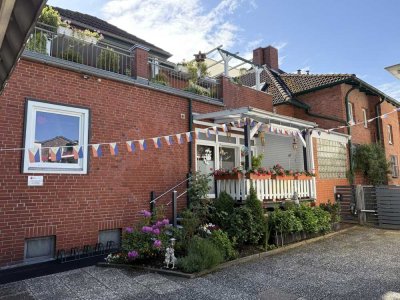 Großzügige 2- Zimmer Whg. mit Einbauküche, Veranda und Carport- Stellplatz in rückwärtiger Citylage