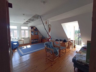 Geschmackvolle 1,5-Raum-Maisonette-Wohnung mit Balkon und Einbauküche in Bokensdorf