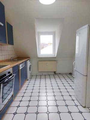 Schnuckelige DG-Wohnung: mit Parkett, EBK - mitten in der City und trotzdem ruhig