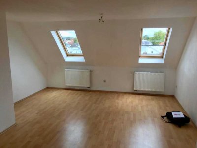 Helle 2,5-Zimmer-DG-Wohnung in Uninähe! Traumlage mitten in Regensburg-Kumpfmühl