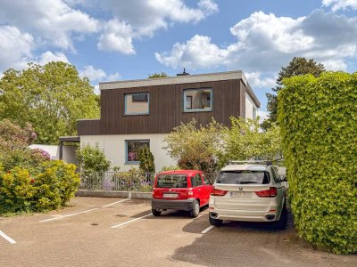 Großzügiges Wohnhaus in zentraler Lage mit Indoor-Pool, Spabereich und 12 Garagen