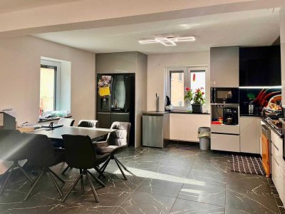 Charmantes Zweifamilienhaus mit saniertem Wohnbereich und Ausbaupotenzial auf großem Grundstück!