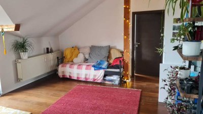 Attraktive ruhige Dachgeschosswohnung mit Blick ins Grüne