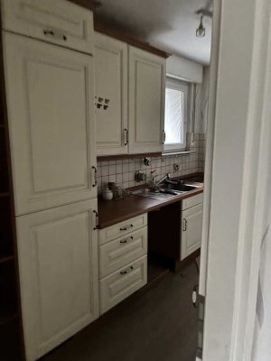 Renovierungsbedürftige 3-Zimmer Wohnung im EG mit Balkon in Leverkusen-Rheindorf