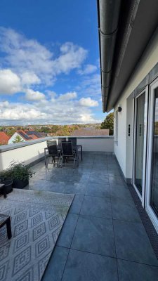 Stilvolle 2-Zi-Dachgeschosswohnung mit EBK und großem Balkon