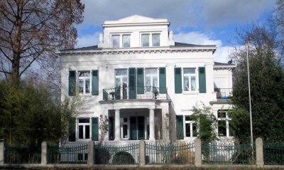 Erdgeschoßetage in denkmalgeschützter Gründerzeitvilla in Rheinnähe