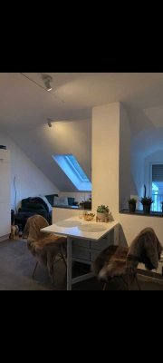 Stilvolle, neuwertige 1,5-Zimmer-Wohnung ohne Balkon inklusive Einbauküche