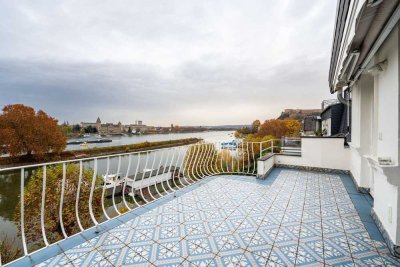 Über den Dächern direkt am Rhein!