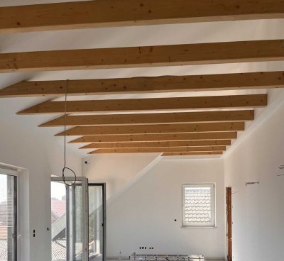 Moderne 3-Zimmer-Dachgeschosswohnung mit Balkon und sichtbaren Holzbalken