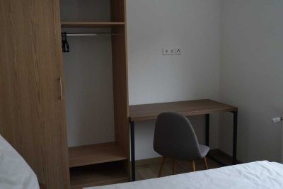 Einzelzimmer-Apartment möbliert im 1. Obergeschoss mittig links