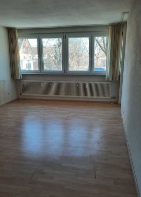 Geschmackvolle 3-Raum-Hochparterre-Wohnung mit Balkon/Loggia, EBK und Garage in Maichingen