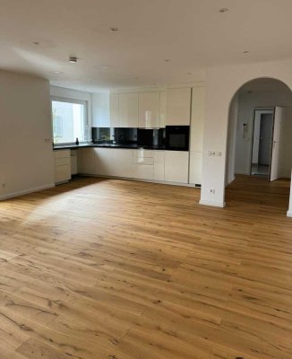 Luxuriöse 4-Zimmer Wohnung mit Balkon im 1. OG in Bad Homburg