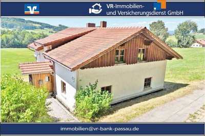"Fast Alleinlage"
Zauberhaftes Einfamilienhaus gepaart 
mit viel Charme und Wohnästhetik 
Nähe 94