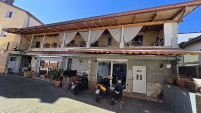 Bad Vilbel-City! Mediterranes Stadthaus mit 2 gr. Wohneinheiten und 2 sep. Apartments im EG und DG.