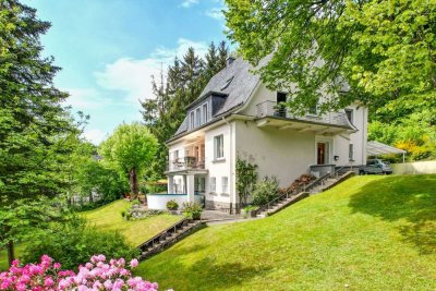 Großzügige Villa mit zwei Wohneinheiten und klassischem Charme am grünen Stadtrand von Lüdenscheid.