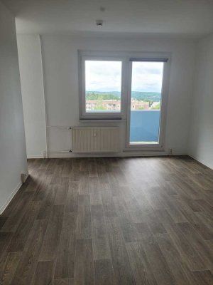 Großzügige und helle 2-Zi-Wohnung mit Balkon und Einbauküche