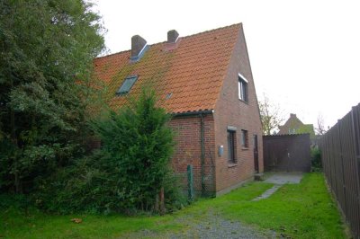 Einfamilienhaus mit Modernisierungsbedarf am Ende einer Stichstraße in Wesselburen