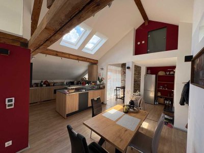 Luxuriös modernisierte Fachwerkwohnung im klimatisierten Dachgeschoss.