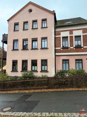 Individuell geschnittene Wohnung mit Balkon
