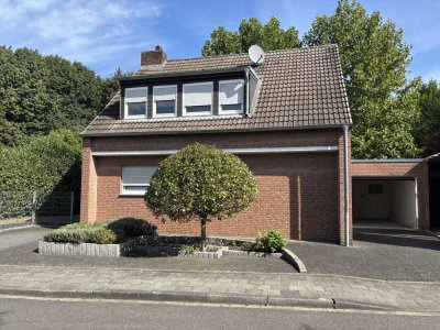 Freistehendes Einfamilienhaus mit gepflegter Ausstattung, schönem Garten und Garage