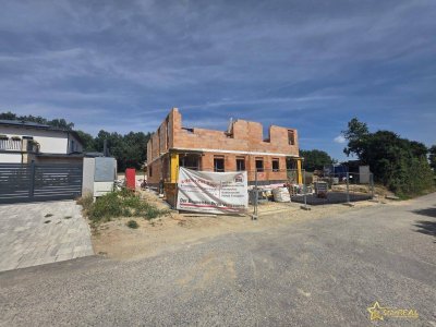 BAUBEGINN ERFOLGT! IDEAL FÜR FAMILIEN! 5-ZIMMER-ZIEGELHAUS MIT UNVERBAUBAREN AUSBLICK. MIT KELLER, BALKON, TERRASSE, CARPORT UND GROSSEM GARTEN.