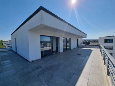 ***Elegante 3-Zi.-Penthouse-Whg. mit 90 qm großer Dachterrasse, 2 TG-Stellplätzen und EBK***