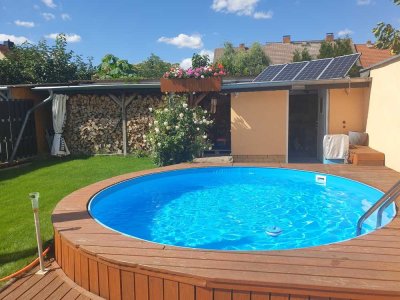Doppelhaushälfte in Bitterfeld – modernisiert, gemütlich & mit Pool – sofort einziehen & genießen!
