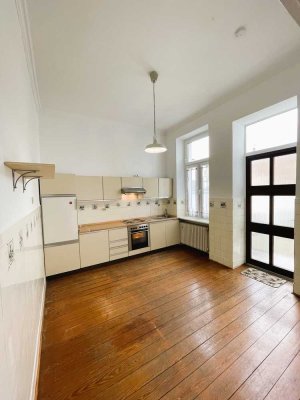 Herrliche Altbauwohnung: große Wohnküche, Original-Dielenböden, hohe Decken, top saniertes Bad