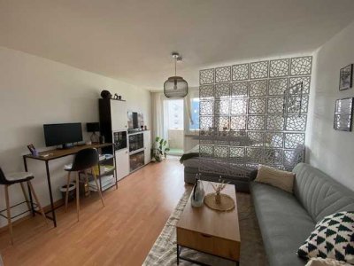 Klein aber OHO! Freies modernisiertes Appartement mit Loggia und super Blick auf Regensburg!
