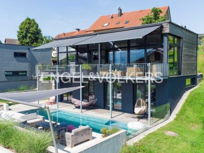 Modernes Architektenhaus mit Pool und Bergpanorama