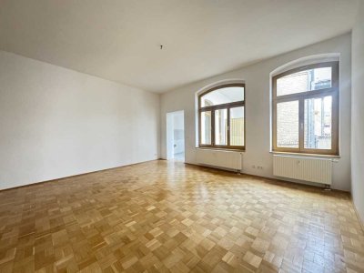 TOLLE INNENSTADTLAGE IN TRAUMHAFTSCHÖNEN STUCKALTBAU  3 ZIMMER + BALKON