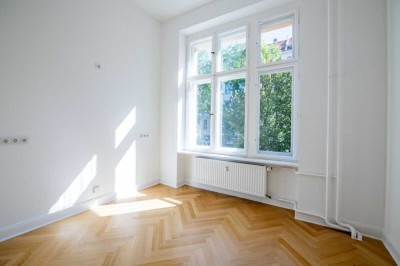Am Savigny-Platz: Elegantes, hochwertig saniertes 1-Zimmer-Apartment mit Fischgrät-Parkett