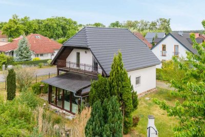 Bahnhofsnahes Einfamilienhaus in Rehfelde - Einbauküche, Wintergarten, Kamin, Balkon, Carport usw.