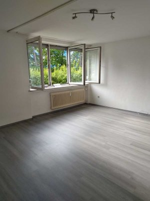 Helle 1-ZKB-EG-Wohnung in Ingolstadt, sehr ruhig, eingewachsen mit Baum- und Strauchbestand