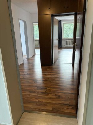 Freundliche und gepflegte 3-Raum-Wohnung mit Balkon und Einbauküche in Homburg