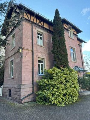 Stilvolle Altbauwohnung in historischer Villa – ruhig gelegen, möbliert, Balkon & Kamin