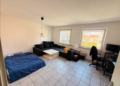 80 qm^2 Schöne ruhige Wohnung mit Einbauküche, 2 Schlafzimmer, 2 Badezimmer, ein Wohnzimmer, Balkon