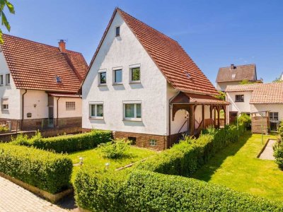 Handwerker aufgepasst: Geräumiges Einfamilienhaus mit Sonnengarten und 4 Garagenplätzen