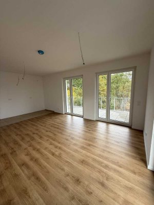 UPDATE nach Vorabnahme - ERSTBEZUG Moderne 3-Zi.-Whg. KfW55, 2 Bäder, Balkon, Aufzug & TG-Stellplatz