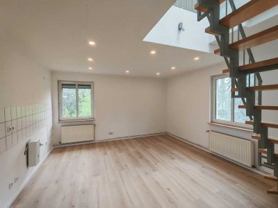 Frisch renovierte, exklusive Maisonettewohnung mit Galerie, Kamin & Gartenanteil. Provisionsfrei