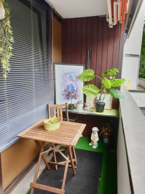 Weisses Single Apartment mit Balkon und Pool