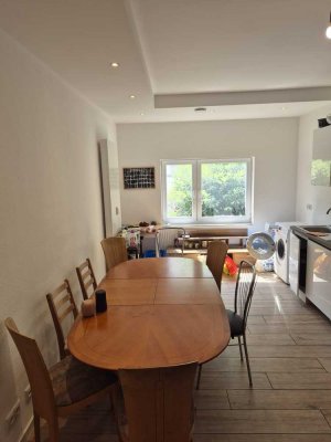 helles modernes WG-Zimmer