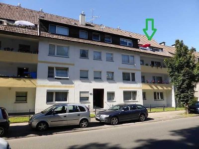 Renovierte Dachgeschosswohnung mit kleinem Balkon, Garage möglich