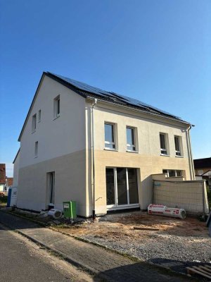 Moderne Neubau Doppelhaushälfte mit Wärmepumpe und PV-Anlage