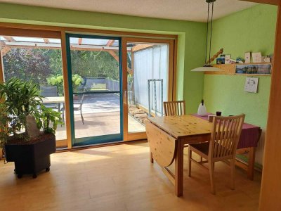 Charmantes Einfamilienhaus mit weitläufigem Garten und gemütlichem Kamin.