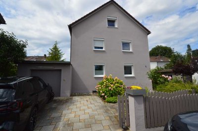 Saniertes  1-2 Familienhaus mit 2-Zi.-EG-Whg und 4-Zi.-Maisonette-Whg. mit Garten in Burgweinting