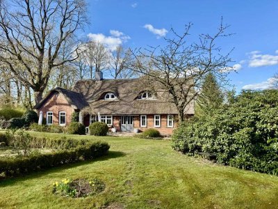 Ein Traumhaus unter Reet mit Geschichte und Seele – stilvoll saniert