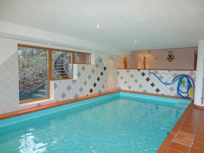 Luxuriös ausgestattete Villa mit Pool, Sauna, Kamin und Solaranlage.